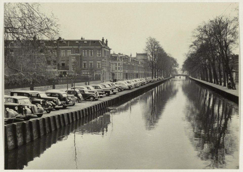 Oranjekade, ziende vanaf de Prins Hendrikbrug naar het zuiden, geparkeerde auto' s van de bollenhandelaren. NL-HlmNHA 54010600