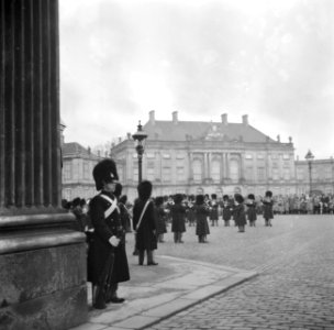 Optreden van een militaire kapel en koninklijke garde op het plein van Slot Amal, Bestanddeelnr 252-8695