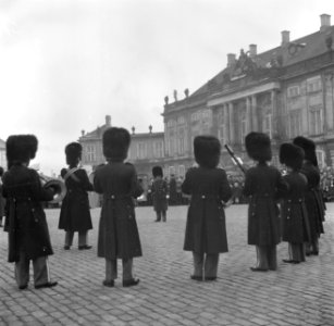 Optreden van een militaire kapel en koninklijke garde op het plein van Slot Amal, Bestanddeelnr 252-8694 photo