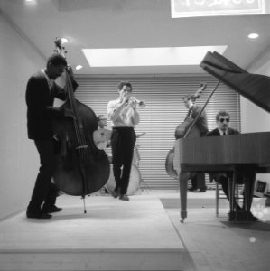 Optreden muzikanten van de Free Jazz Group tijdens de opening, Bestanddeelnr 918-3400