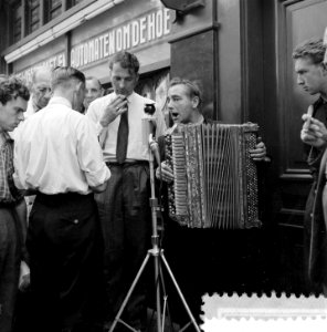 Opname straatzanger en accordeonist Joh. Danken door Wereldomroep op Nieuwendijk, Bestanddeelnr 907-2305