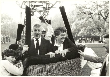 Opstijgende gasten tijdens een ballonvaart t.g.v. het 35-jarig bestaan van C.I.O.S. op buitenplaats Duinlust. NL-HlmNHA 54015736