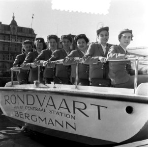 Opname stewardessen Bergmann rondvaart, Bestanddeelnr 905-1031