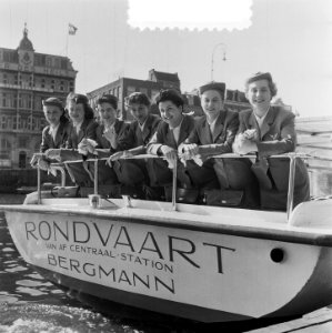 Opname stewardessen Bergmann rondvaart, Bestanddeelnr 905-1029
