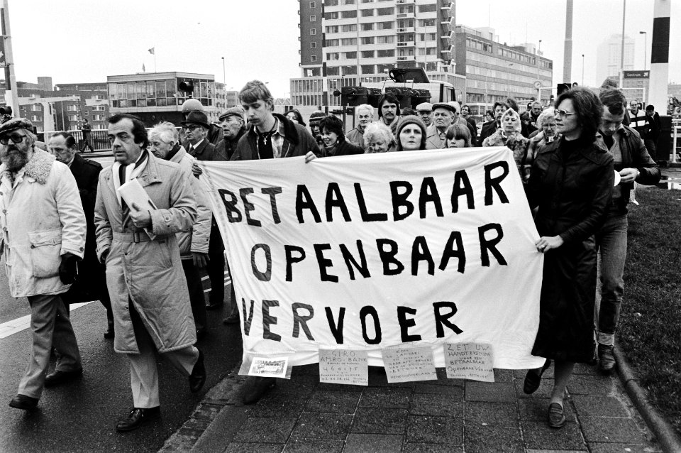 Optocht van demonstranten, links Frits Bom, Bestanddeelnr 932-4589
