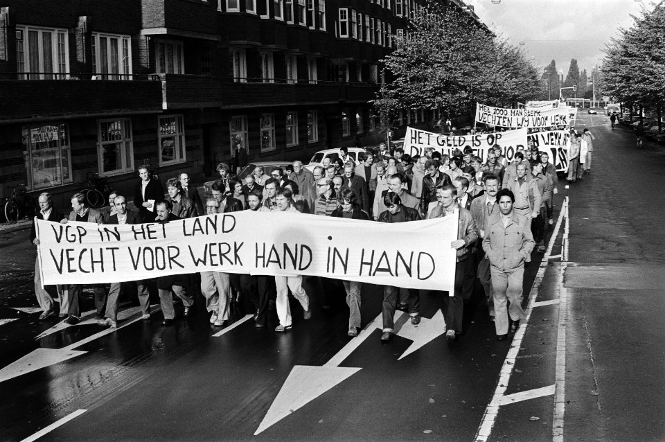 Optocht van demonstrerende werknemers met spandoeken waarop o.a. VPG in het la, Bestanddeelnr 930-5229
