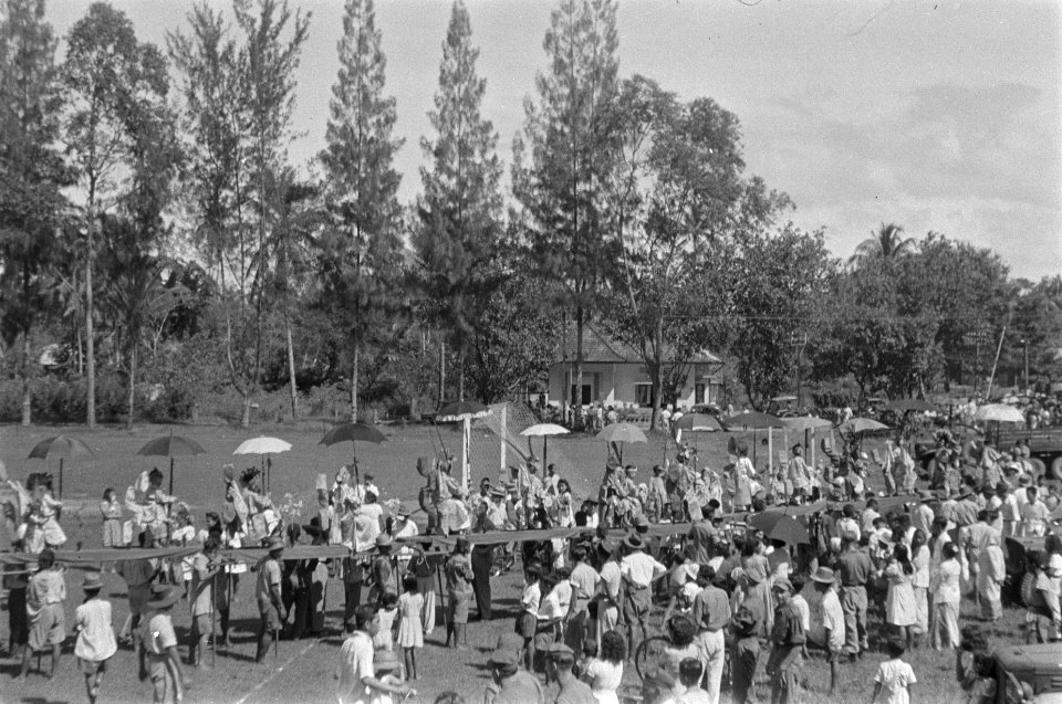 Optocht tijdens Chinees feest Cap Go Meh. Mannen, vrouwen en kinderen in traditi, Bestanddeelnr 492-1-1