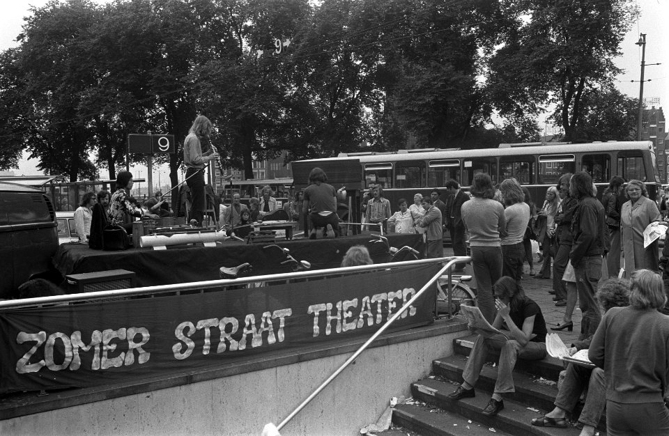 Optreden Zomer straat-theater op Stationsplein te Amsterdam, Bestanddeelnr 926-6432