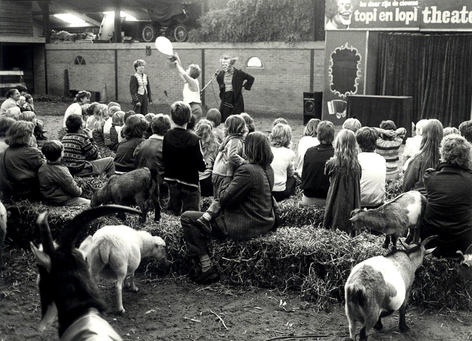 Optreden van het Topi en Lopi theater in de manege. Geschonken in 1986 door United Photos de Boer bv. Identificatienummer 54-015716