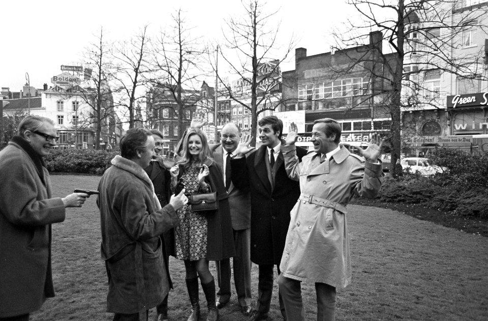 Opname speelfilm Love in Amsterdam op Rembrandtplein de castcrew, geheel re, Bestanddeelnr 920-8569