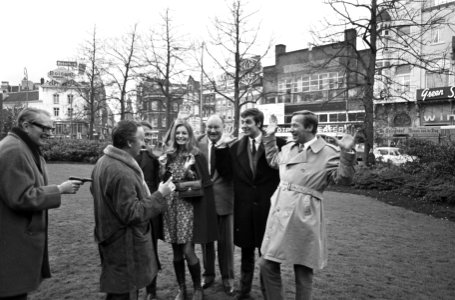 Opname speelfilm Love in Amsterdam op Rembrandtplein de castcrew, geheel re, Bestanddeelnr 920-8569