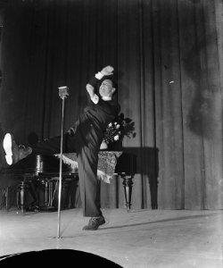 Optreden van Jacques Pills in het City-theater, Bestanddeelnr 901-2505