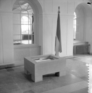 Opname van de Gedenktafel in de hal van het gebouw van de Tweede Kamer, Bestanddeelnr 911-2093