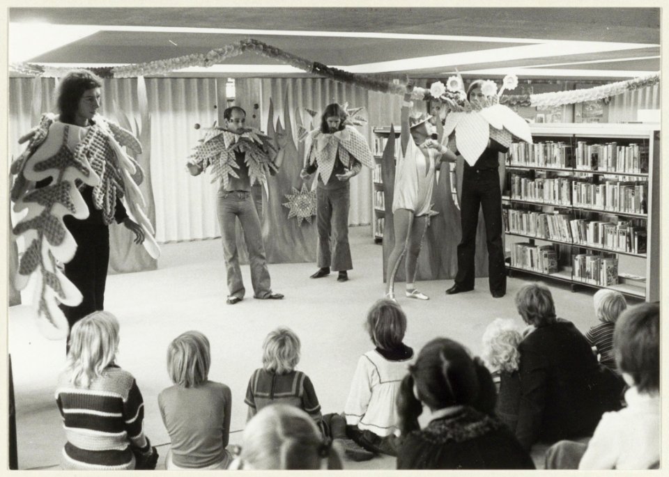Opvoering van de Toneelschuur tijden de Kinderboekenweek in de Stadsbibliotheek . NL-HlmNHA 54005126