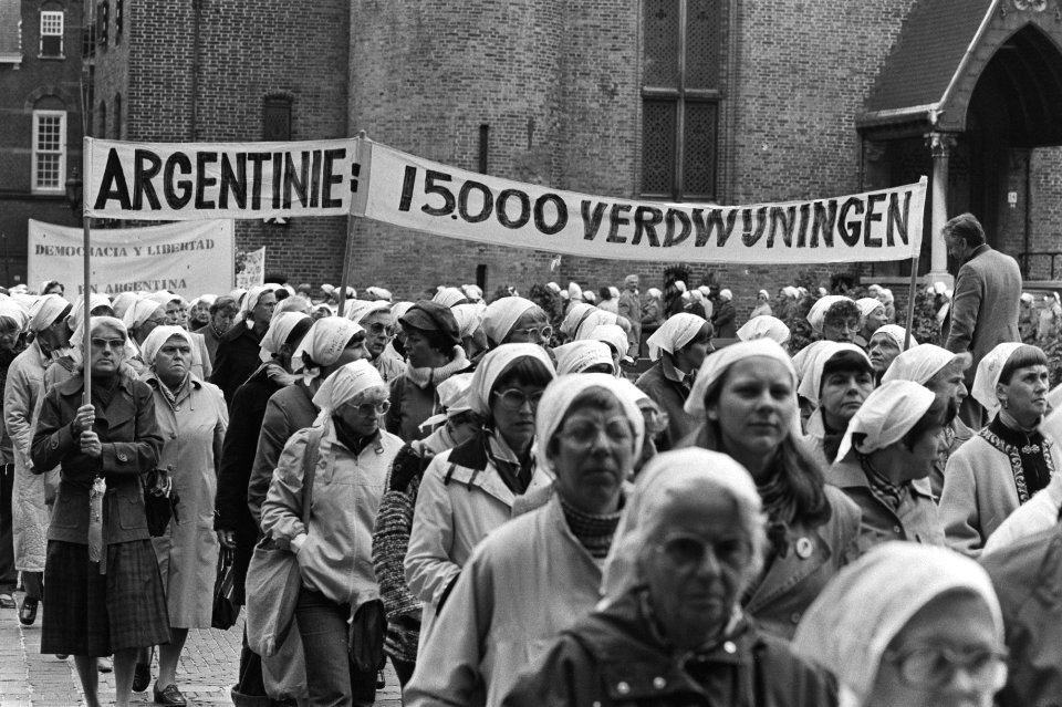 Optocht met spandoek, Bestanddeelnr 931-7431