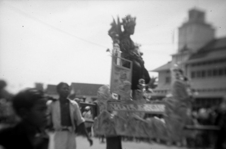 Optocht met draagstoelen in een stad Semarang t..g.v. Chinees-Indisch feest C, Bestanddeelnr 10928