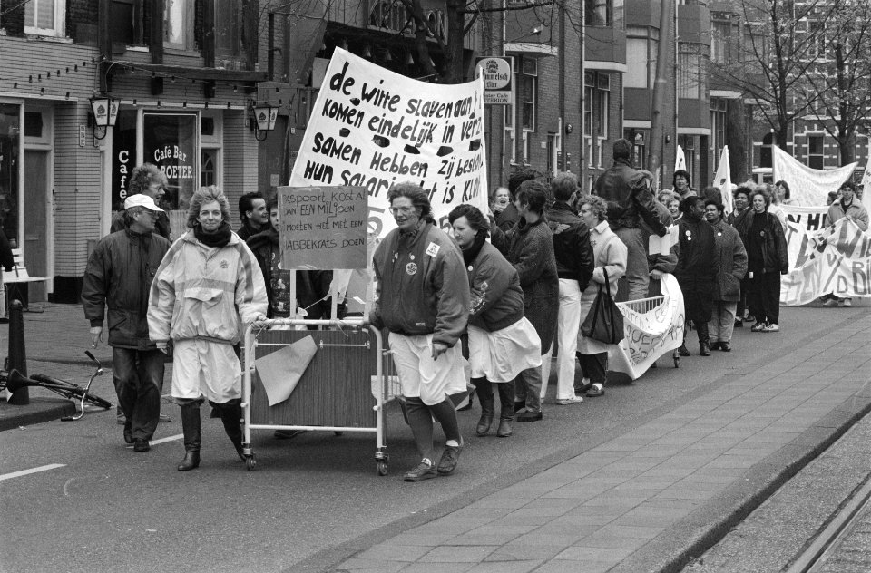 Optocht met lege bedden door Amsterdam, Bestanddeelnr 934-4334