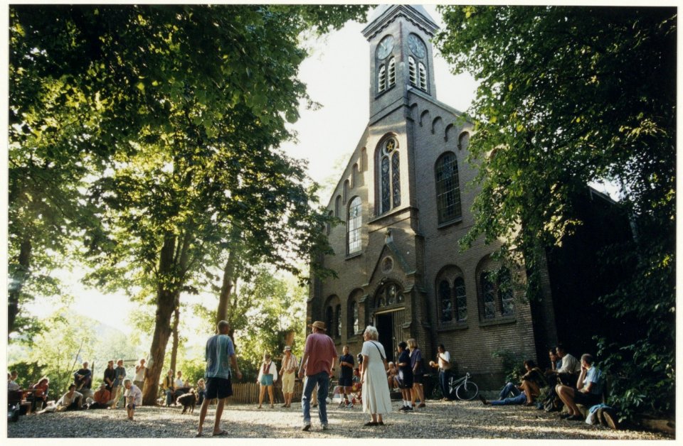 Optreden van een groep Mohave Indianen bij de kerk van het kunstenaarsdorp Ruigoord, NL-HlmNHA 54037194