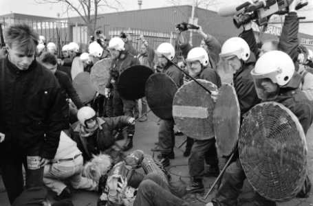 Optreden van de ME tegen een demonstrant, Bestanddeelnr 934-4422