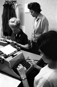 Opleiding van typisten bij Man-Power Instituut die er een tijdje uit zijn gewees, Bestanddeelnr 915-1323