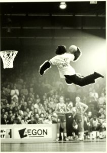 Optreden van de Phoenix Suns Gorilla tijdens de Haarlemse Basketbalweek in de Kennemer Sporthal. NL-HlmNHA 5400465482