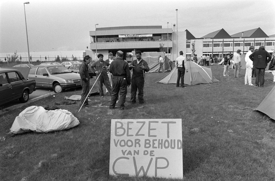 Opzetten tentenkamp bij bezetting Centrale Werkplaats van gemeente Amsterdam uit, Bestanddeelnr 933-7385