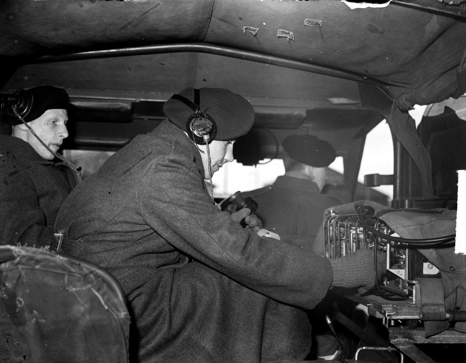 Opleiding Koninklijke Marechaussee te Apeldoorn, interieur van GM Otter pantserw, Bestanddeelnr 903-2553
