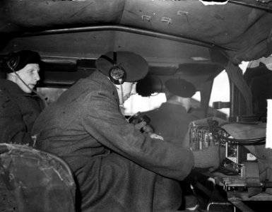 Opleiding Koninklijke Marechaussee te Apeldoorn, interieur van GM Otter pantserw, Bestanddeelnr 903-2553