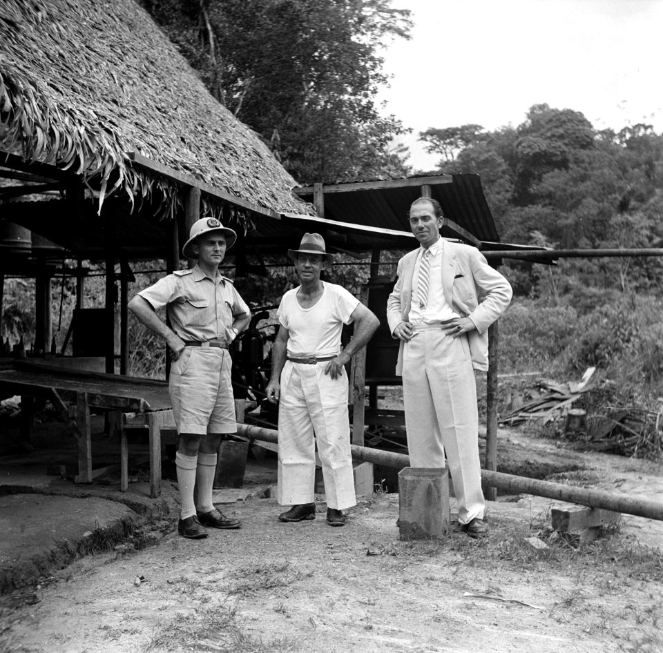 Opzichter Sewell (midden) met de heren Meulman (rechts) en Michels bij de goudmi, Bestanddeelnr 252-5928
