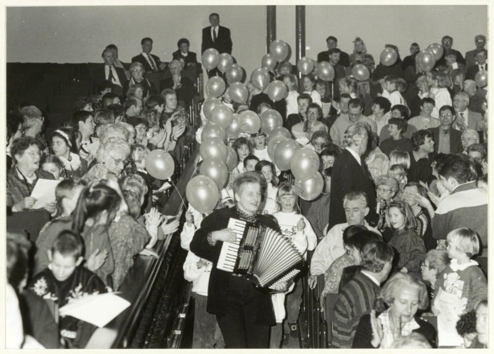 Optreden van het Haarlems Kinderkoor o.l.v. Leny van Schaik op nieuwjaarsdag 1992 in het concertgebouw, NL-HlmNHA 54032248