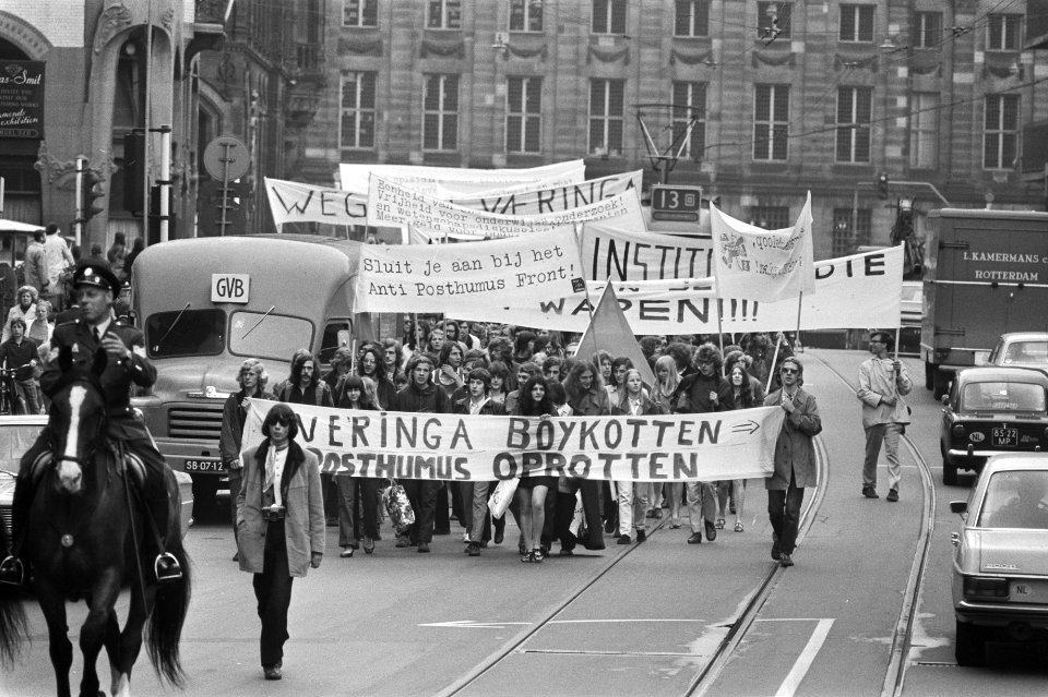 Optocht met spandoeken, Bestanddeelnr 924-5929