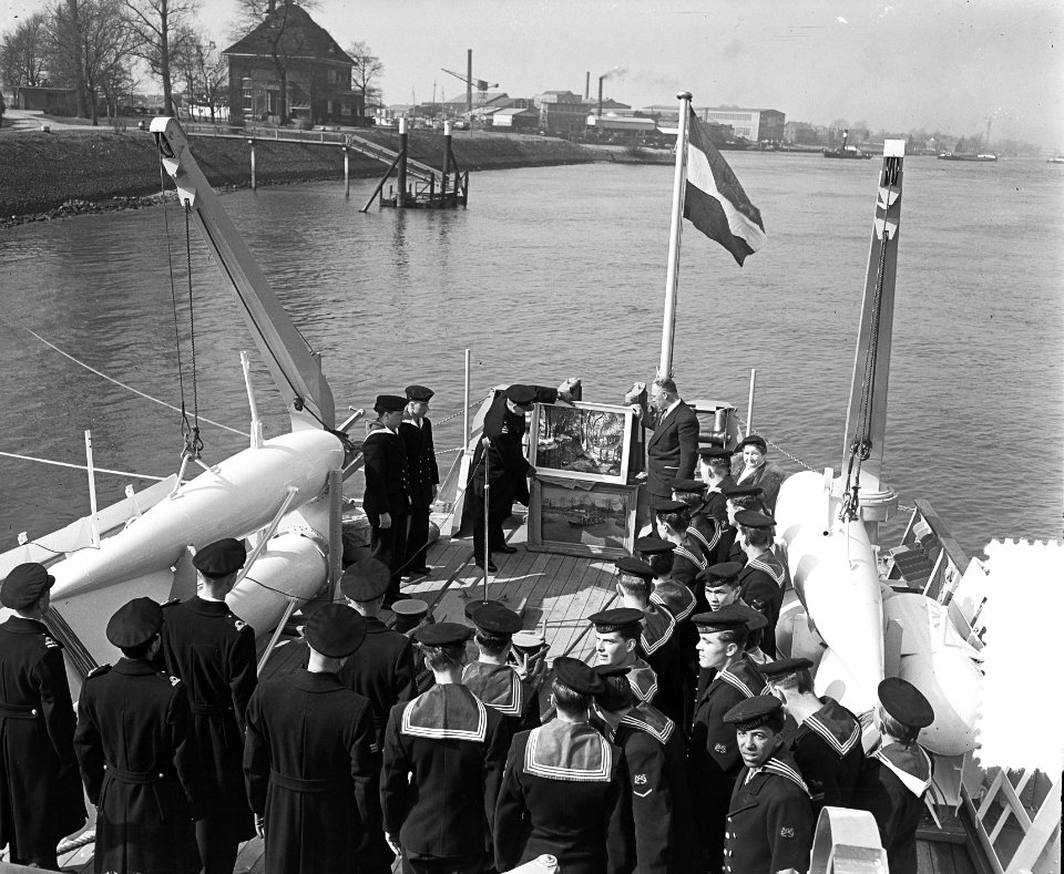 Oplevering mijnenveger Giethoorn door KS aan Nederland te Kinderdijk, Bestanddeelnr 907-6686
