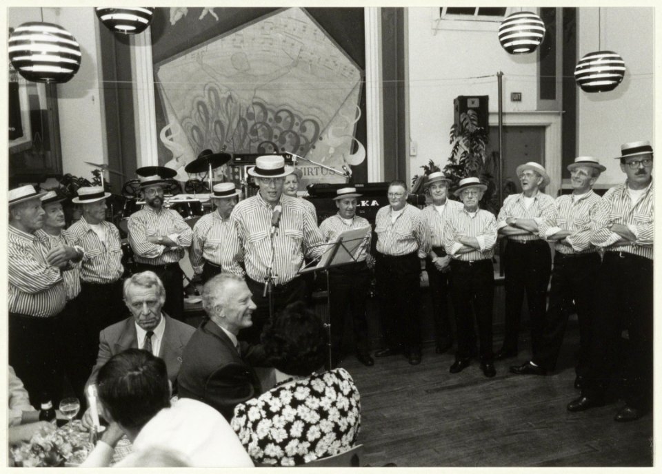 Optreden van de Barbershoppers in gebouw Zang en Vriendschap in de Jansstraat. NL-HlmNHA 54032095