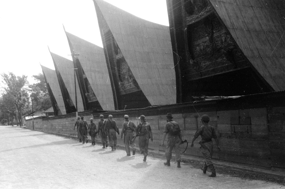 Opmars in Tapanoeli (Sumatra) Patrouille van Nederlandse militairen passeert en, Bestanddeelnr 2753