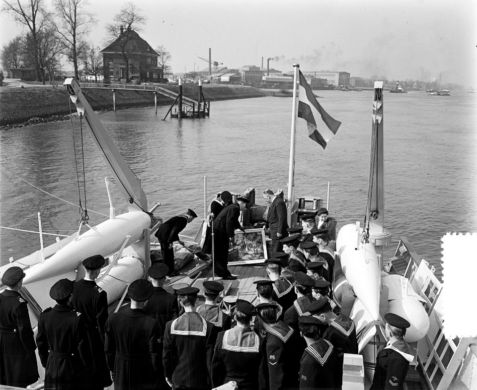 Oplevering mijnenveger Giethoorn door KS aan Nederland te Kinderdijk, Bestanddeelnr 907-6685