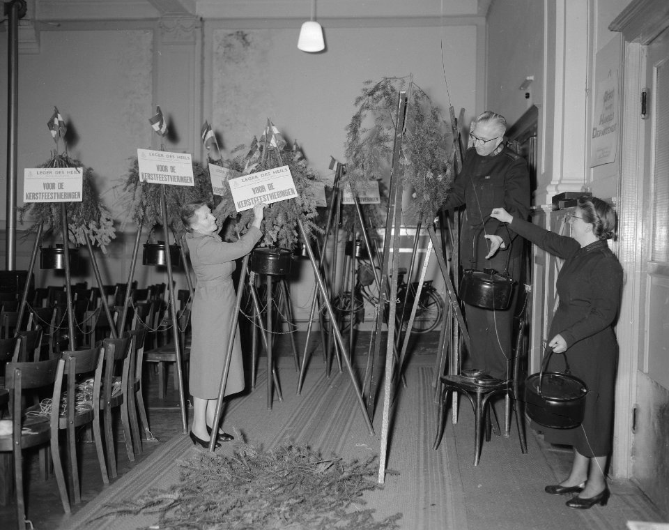 Opmaak kerstpotten Leger des Heils Amsterdam, Bestanddeelnr 908-1802