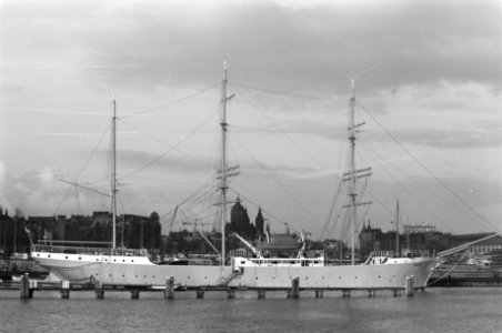 Opleidingsschip Pollux aan het Oosterdok in Amsterdam, Bestanddeelnr 934-3717