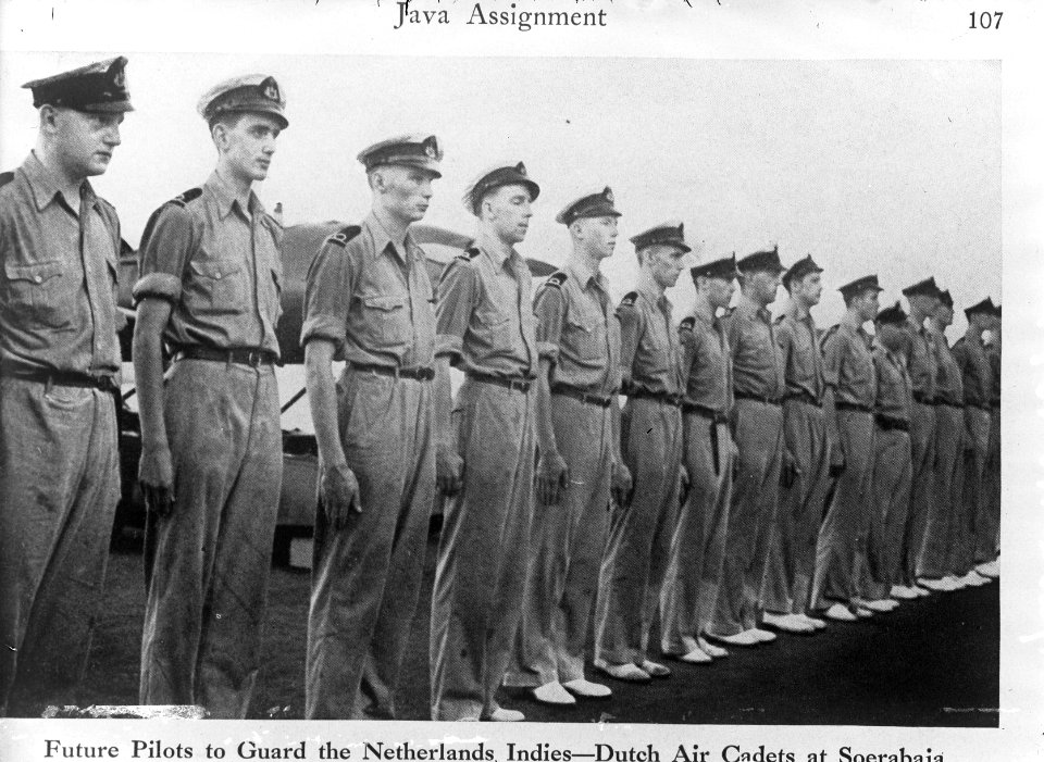 Opleiding Marine Luchtvaartdienst in Soerabaja. Cadetten staan aangetreden, Bestanddeelnr 934-8587