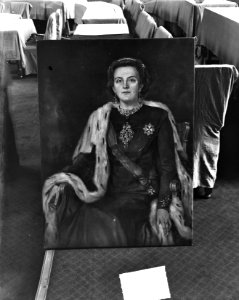 Opname van een schilderij van koningin Juliana, gemaakt door Theo Delft uit Waal, Bestanddeelnr 903-7228