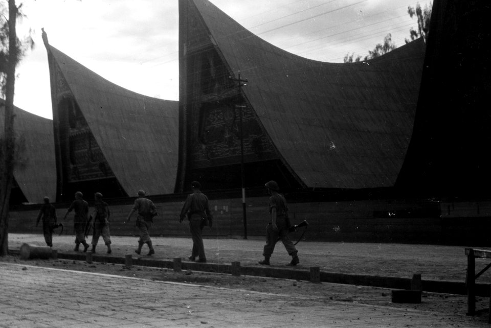 Opmars in Tapanoeli (Sumatra) Patrouille van Nederlandse militairen passeert en, Bestanddeelnr 2752