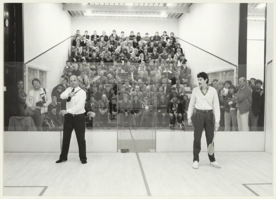 Opening van het Squashcentrum aan de Kleverlaan hoek Westelijke Randweg. Op de baan voetbaltrainer Barry Hughes en squashtrainer Hutchings, NL-HlmNHA 54014467