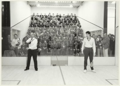 Opening van het Squashcentrum aan de Kleverlaan hoek Westelijke Randweg. Op de baan voetbaltrainer Barry Hughes en squashtrainer Hutchings, NL-HlmNHA 54014467