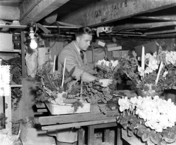 Opname van het maken van kerstbloemstukjes, Bestanddeelnr 906-2068
