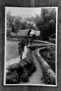 Opmars in Tapanoeli (Sumatra). Patrouillegang dwars door kampongs en sawahs, Bestanddeelnr 2763