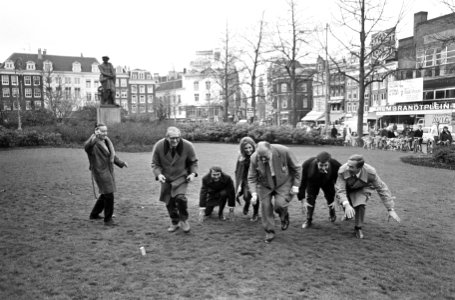 Opname speelfilm Love in Amsterdam op Rembrandtplein de castcrew, geheel re, Bestanddeelnr 920-8568
