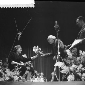 Opname Dit is uw leven, Jo Vincent krijgt bloemen van Jos de Klerk, Bestanddeelnr 911-0367