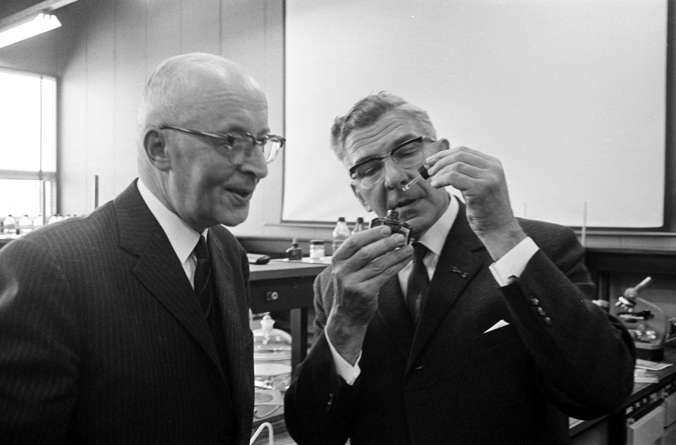 Oud-burgemeester G.E. van Walsum en burgemeester Wim Thomassen van Rotterdam doe, Bestanddeelnr 919-6530