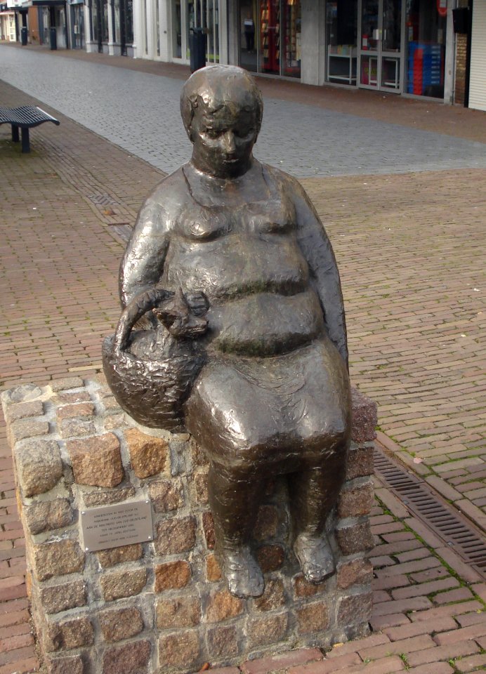 Oud-beijerland kunstwerk zittende vrouw met hond in tas