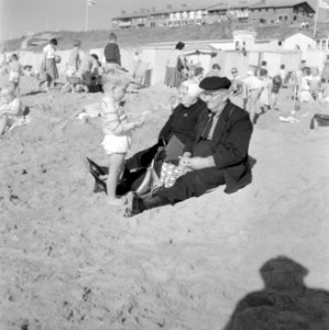 Oud echtpaar in klederdracht met een jongetje op het strand, Bestanddeelnr 254-4407