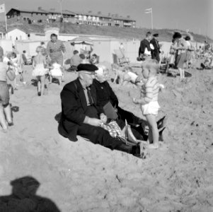 Oud echtpaar in klederdracht met een jongetje op het strand, Bestanddeelnr 254-4406